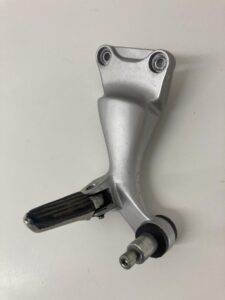 Suzuki GSX 1300 R Hayabusa (99-07) - Bal hátsó lábtartó