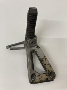 Suzuki GSF 1200S Bandit (96-00) - Bal hátsó lábtartó