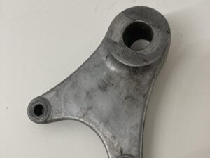 Suzuki GSF 1200S Bandit (96-00) - Hátsó féknyeregtartó konzol