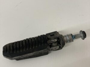 Suzuki GSF 1200S Bandit (96-00) - Jobb első lábtartó