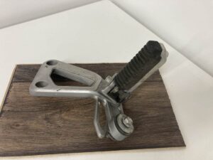 Suzuki GSF 1200S Bandit (96-00) - Jobb hátsó lábtartó