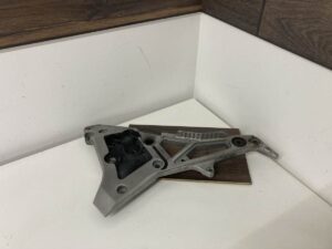 YAMAHA FJ 1200 (86-93) - Jobb hátsó lábtartó konzol