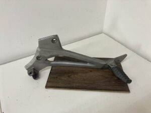 Kawasaki ER-5 (01-05) (97-05) - Baloldali lábtartó konzol