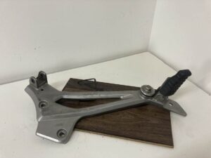 Kawasaki ER-5 (01-05) (97-05) - Jobboldali lábtartó konzol